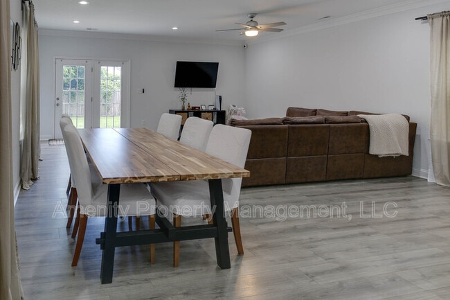 Building Photo - 614 Rolfe St