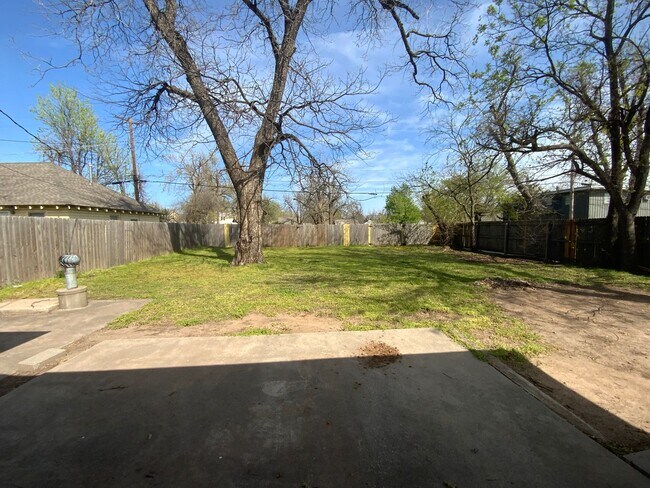 Building Photo - 3 bedroom 2 bath with bonus rooms - Bethany Schools!