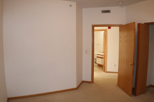 Building Photo - $1,195 | 2 Bedroom, 1 Bathroom Condo | No ...