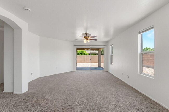 Building Photo - Freshly Updated 4 Bed | New Carpet, New Appliances & Open Layout
