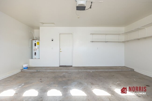 Building Photo - Great Home Located minutes from Freeway