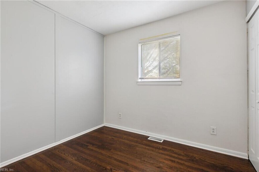 Building Photo - 301 Pepper Mill Ct