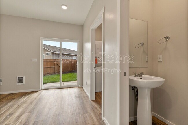 Building Photo - 1682 SW Salmon Ave