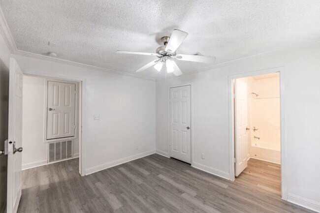 Building Photo - 151 Varsity Dr