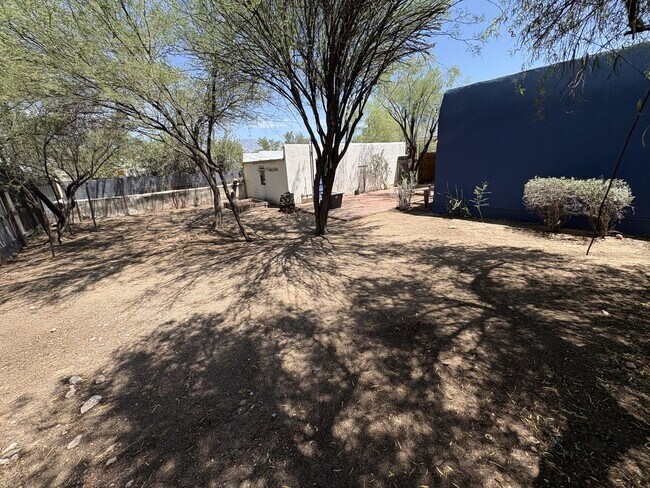 Building Photo - Central Tucson charming historic adobe home
