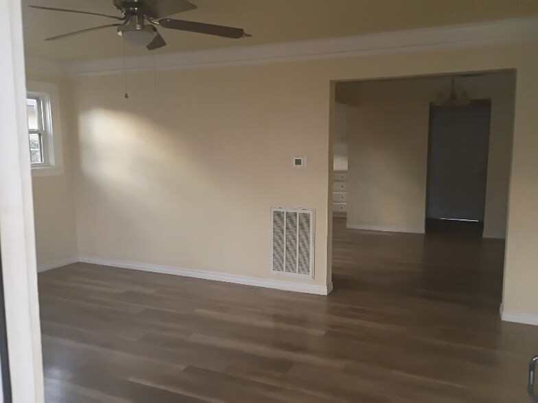 Building Photo - 3111 Strong Ave