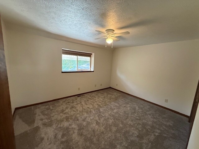 Building Photo - 5267 Center Rd