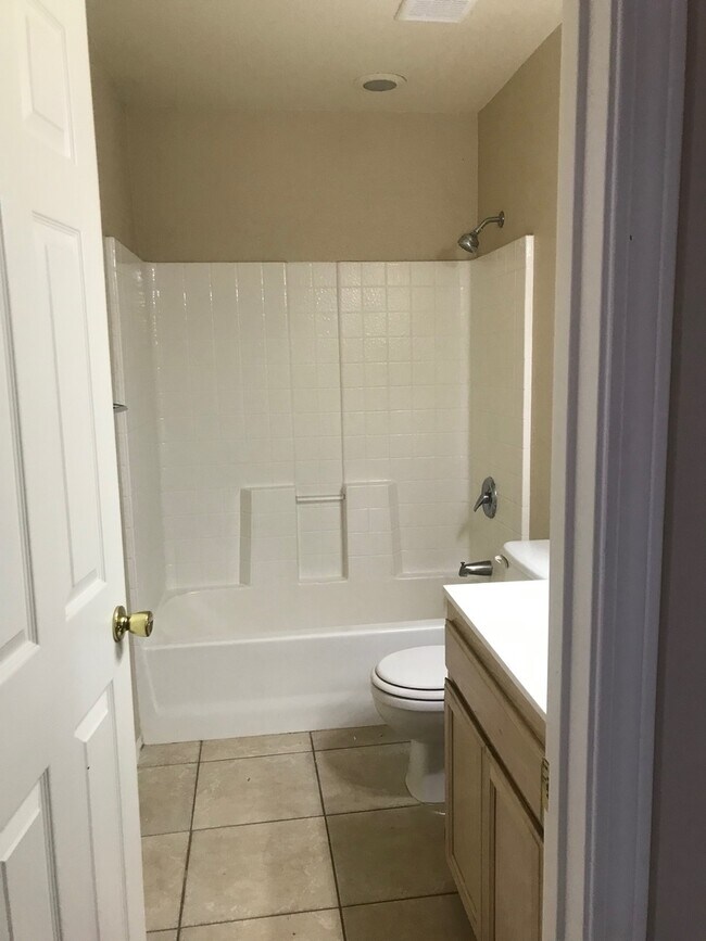 Building Photo - Occupied - 2 Bedroom 1 Bath - Contact Property Pros Property Management