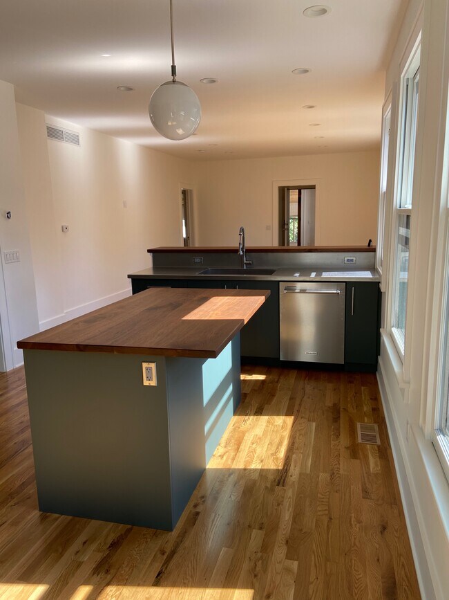 Building Photo - 237 Stuart Ave