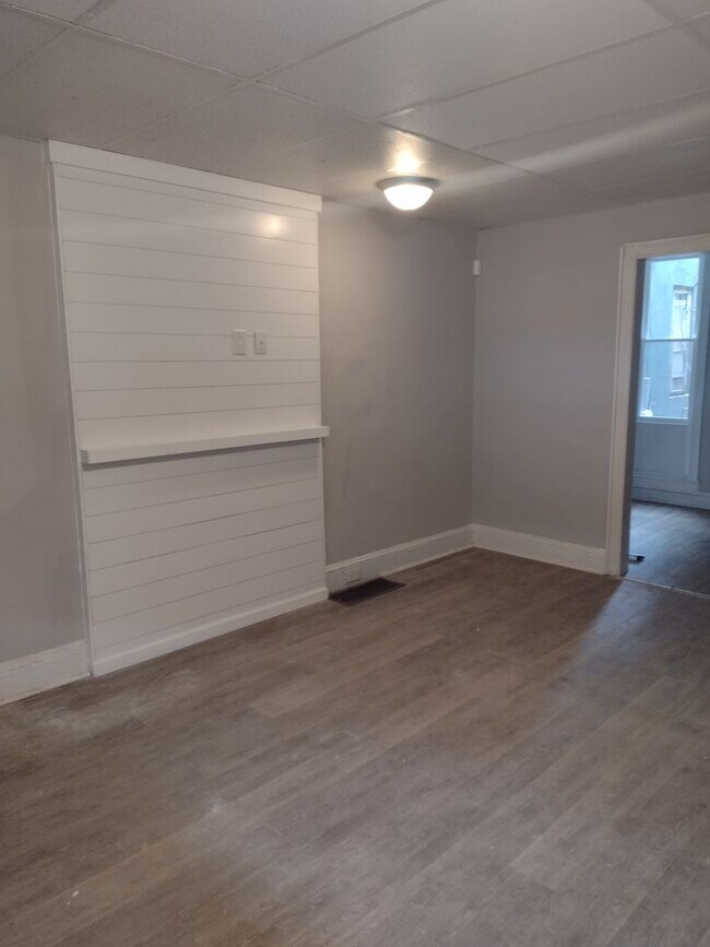 Building Photo - Refreshed 3BR/1BA Cozy Home with Porch & Fenced Yard!