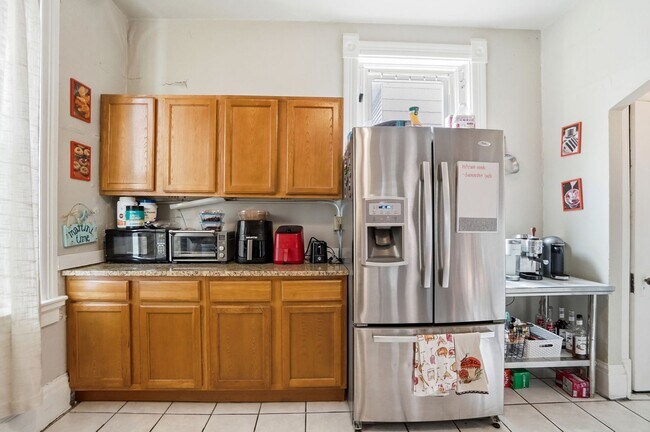 Building Photo - 7 bed/2 bath on Rohs St., Mins. from UC for Only $600/pp ($4,200/mo)! $250 SIGN ON BONUS FOR LTO!!!