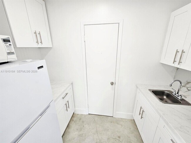 Building Photo - 9301 SW 37th St