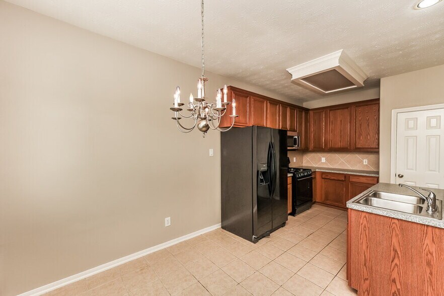 Building Photo - 814 Forest Ivy Ln