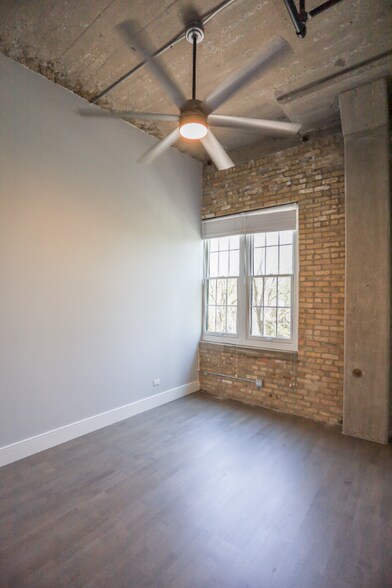 Building Photo - 4046 N Hermitage Ave