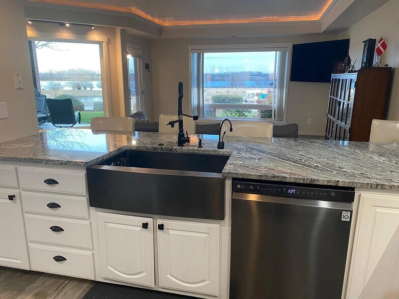 Building Photo - 300 Columbia Point Dr