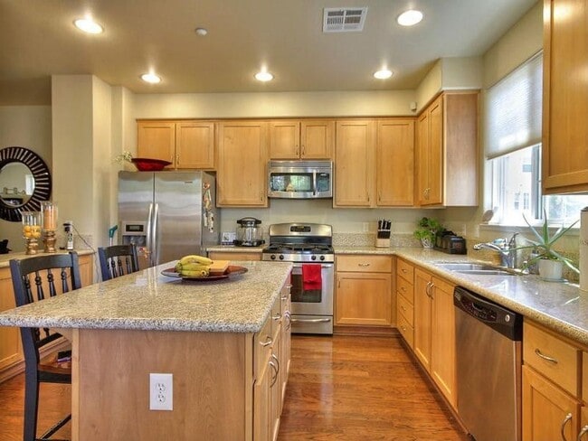 Building Photo - Pleasanton  Vineyard Downtown 3+office/2.5ba w/2 car garage!