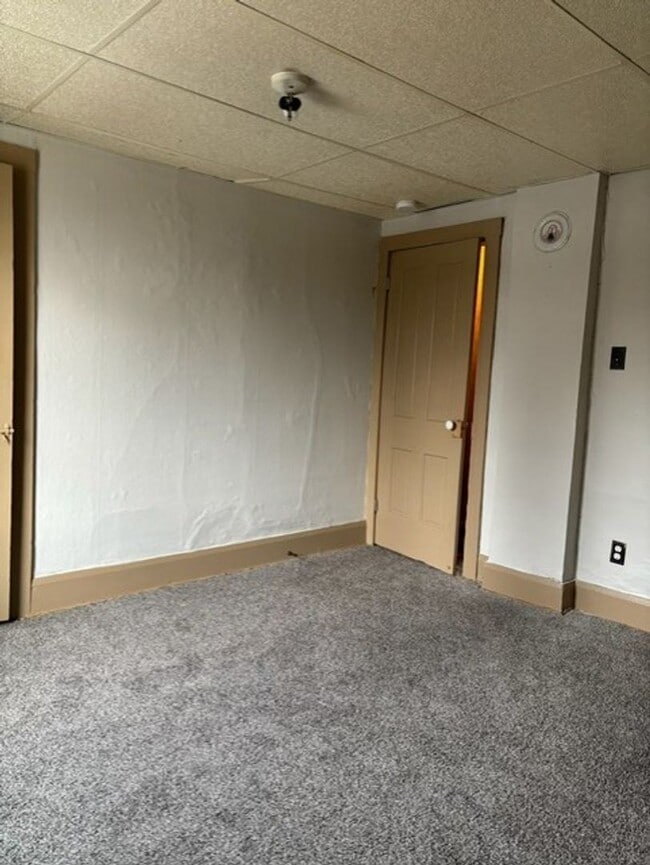 Building Photo - Updated 2 Bed, 1 Bath single family home -...