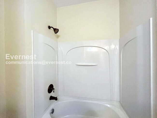 Building Photo - 2 Bed/4 Bath Condo with Detached Garage / Pet-Friendly / Available Now!