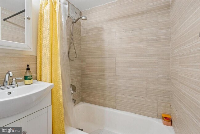 Building Photo - 2101 Chestnut St