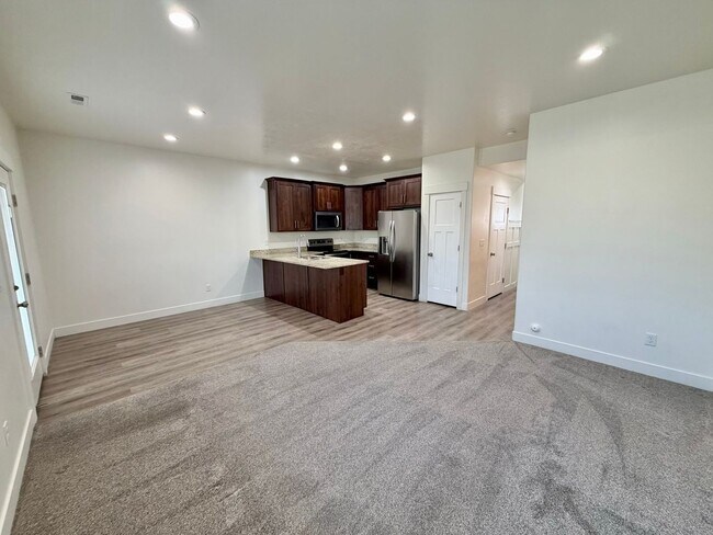 Building Photo - 428 1625 N