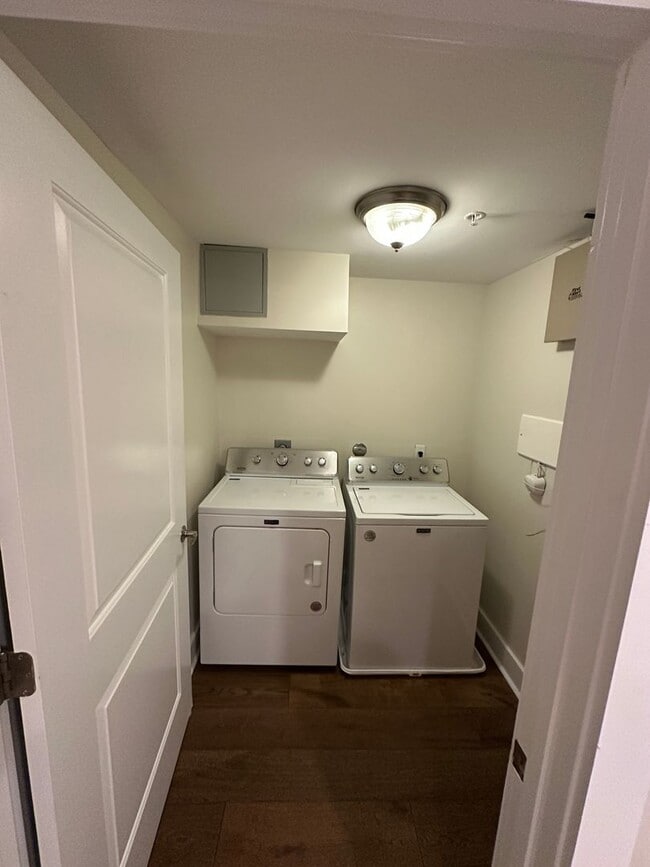 Building Photo - Desirable Nettleton rare vacancy massive  1Bd  2.5 bath with office/flex space , 2 parking space ...