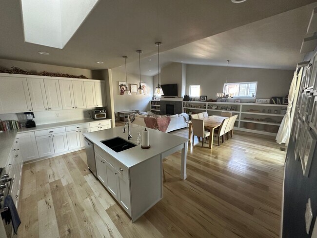 Building Photo - Live in Beautiful Bend Oregon