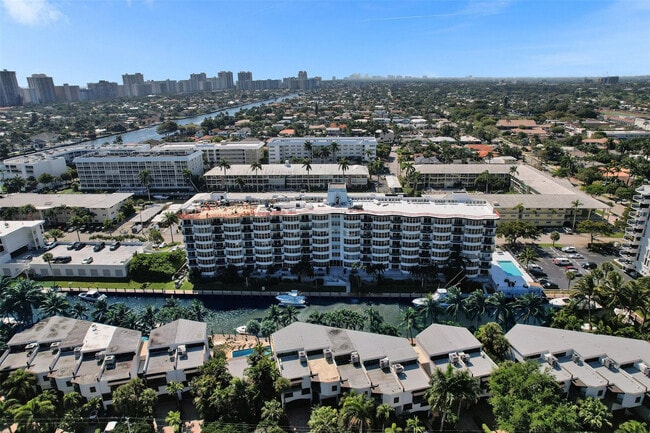 Building Photo - 3051 NE 48th St