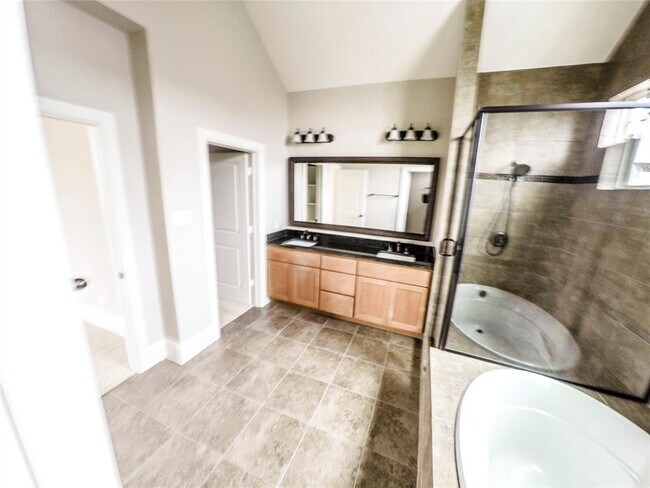 Building Photo - 736 Nicholson St