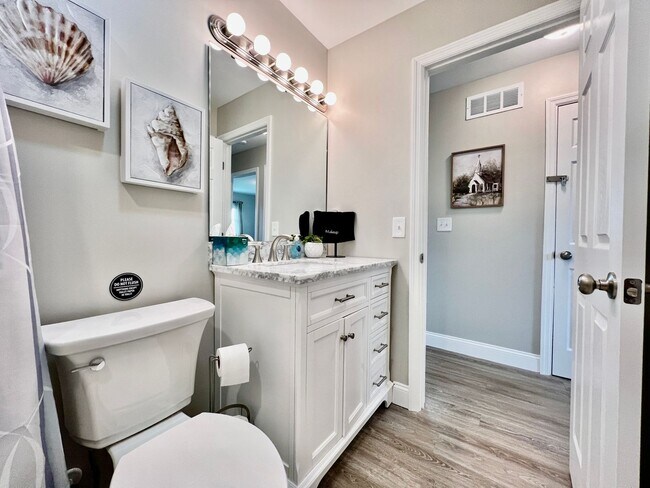 Building Photo - Newly remodeled, furnished home Trenton, Ohio