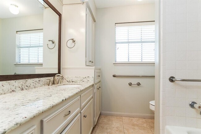 Building Photo - 2402 Pine Terrace Dr
