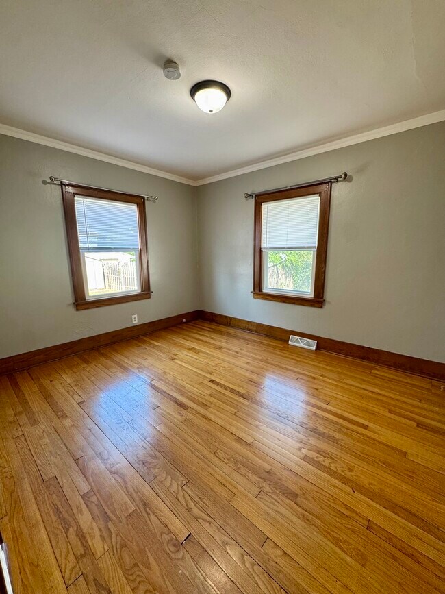 Building Photo - 416 E 29th Pl