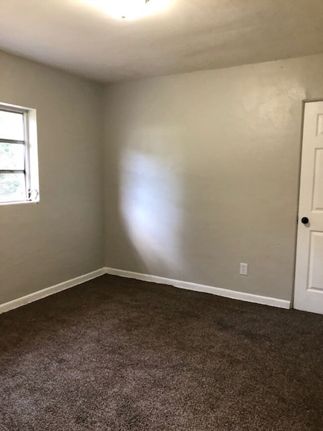 Building Photo - 3 Bed 1 Bath | Carport | Washer/Dryer Hook...
