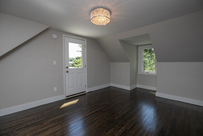 Building Photo - 8 18th Ave SW