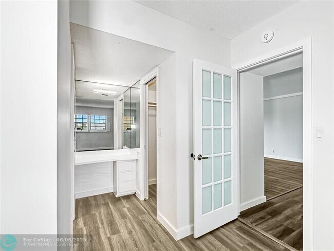 Building Photo - 2950 N Palm Aire Dr