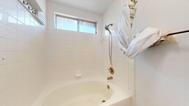 Building Photo - 490 Silvertail Pl