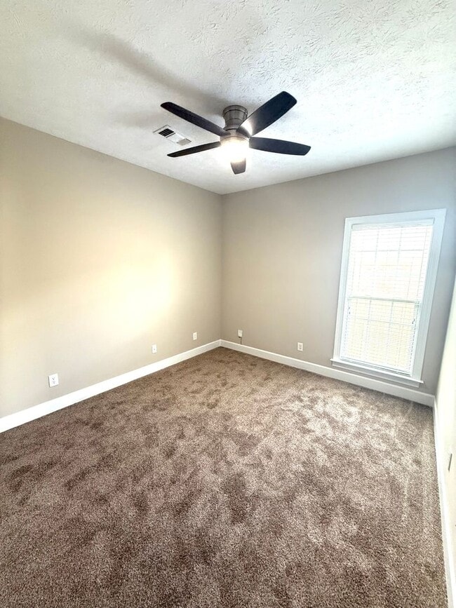 Building Photo - ** 4 bed 2 bath located by Prattville High...