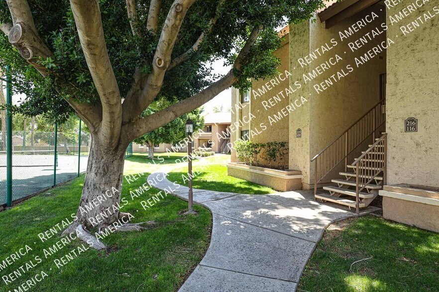 Building Photo - 2146 W Isabella Ave