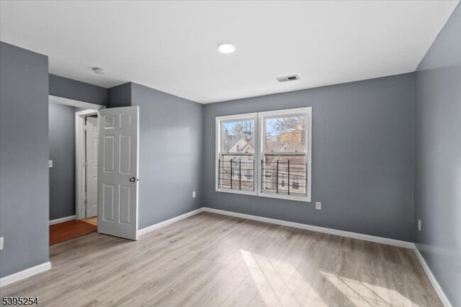 Building Photo - 132 E Main St