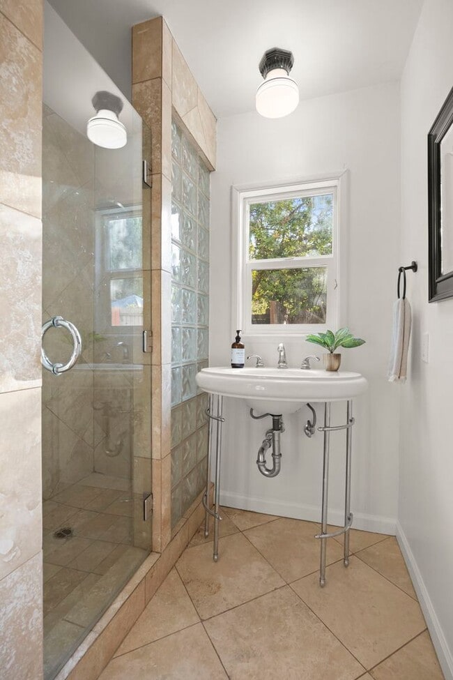 Building Photo - Upscale Downtown Living