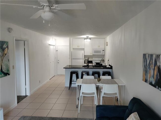 Building Photo - 2771 Riverside Dr