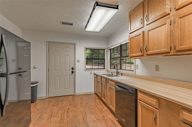 Building Photo - 73 Thomas Lake Rd