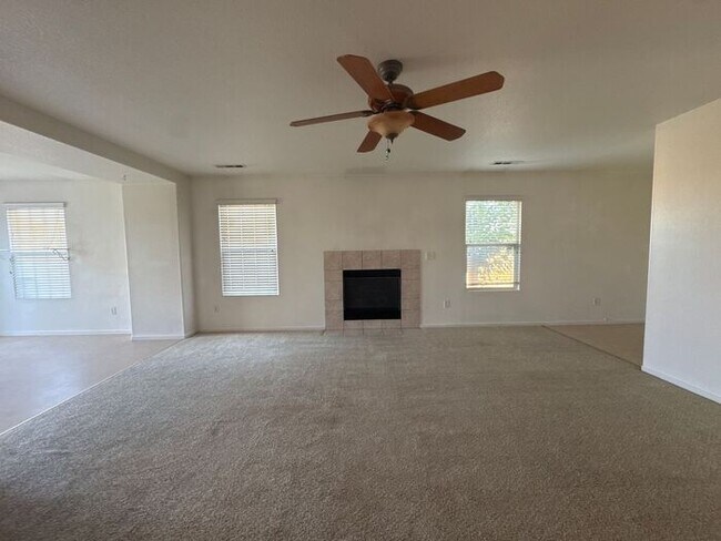 Building Photo - 3 Bed 2 Bath Home w/ Beautiful Backyard - ...