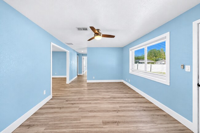 Building Photo - 115 Country Club Dr