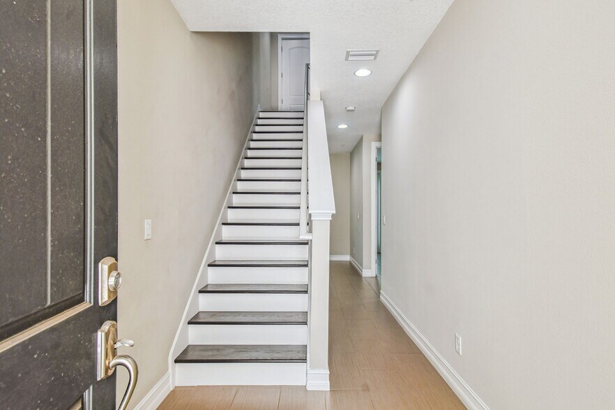 Building Photo - 622 S Matanzas Ave