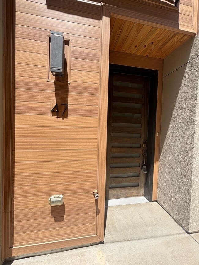 Building Photo - Beautiful 2 BR 4BA in the Highlands
