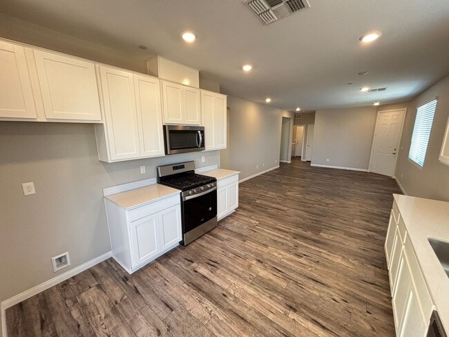 Building Photo - Beautifully Upgraded Single-Story 2BED/2BA...