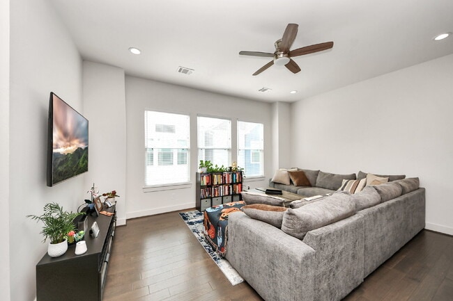 Building Photo - 3 Bedroom Houston Rental Home in Gated Community near Griggs Road