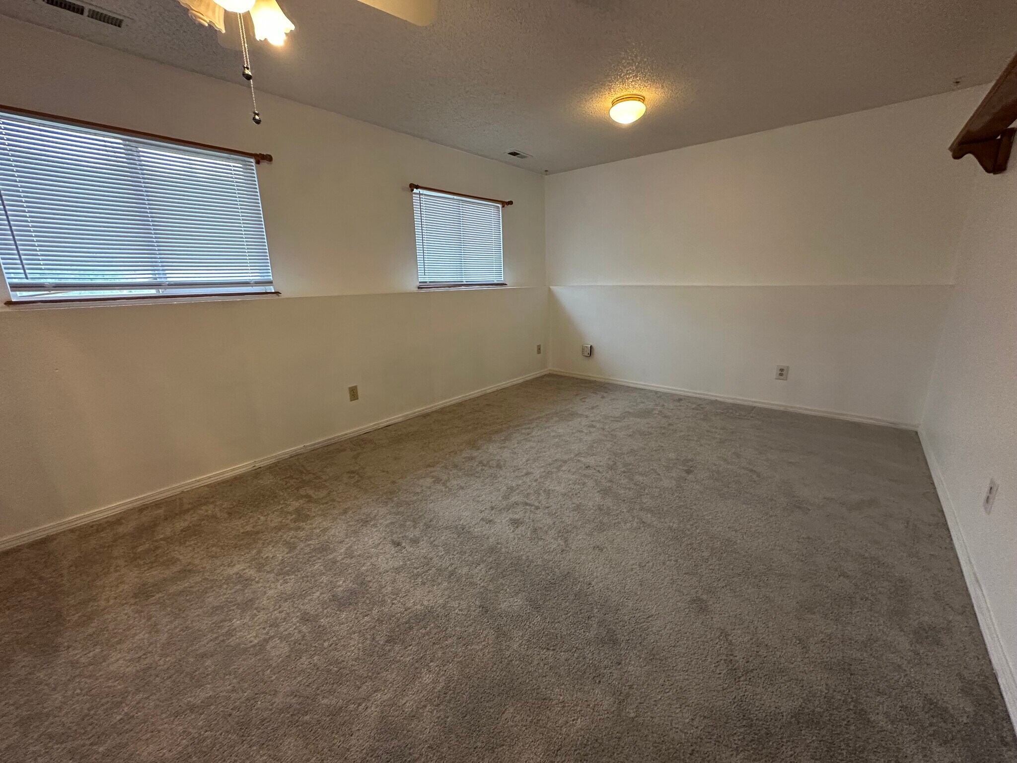 Building Photo - 102 Comanche Ct