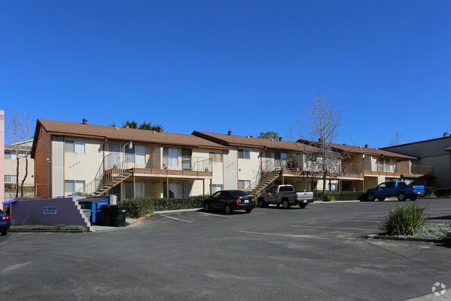 Primary Photo - Vista Del Rio Apartments