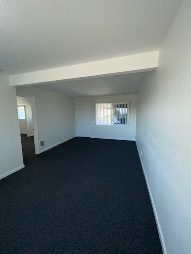 Building Photo - Upstairs beautifully renovated 1 bedroom 1 bath in the Monterey Sunbelt